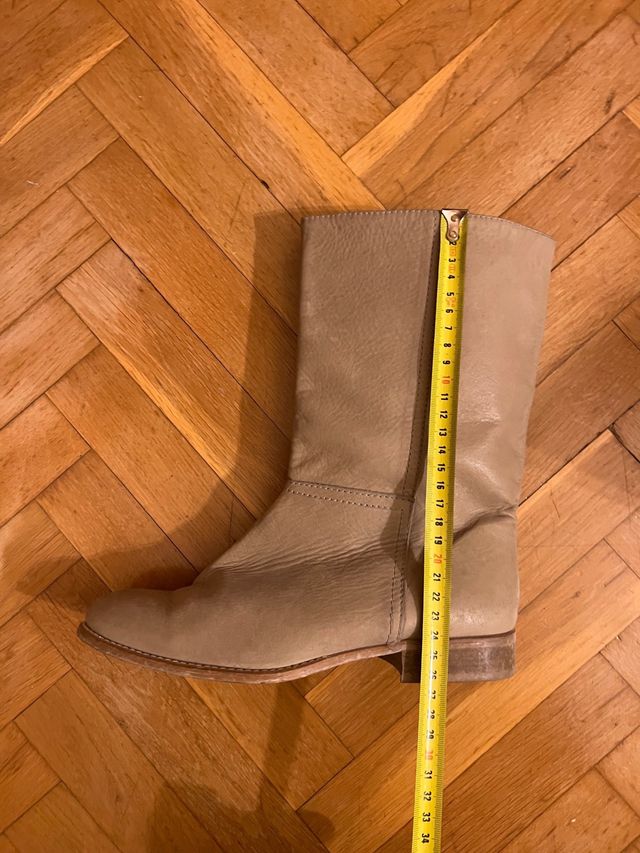 Botas planas beige de piel (estilo cowboy)