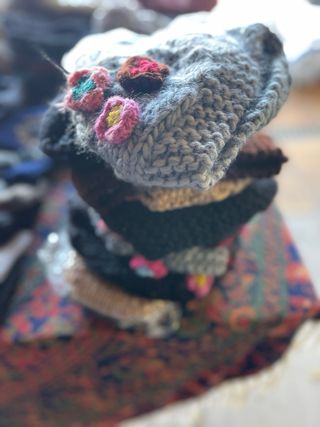 Liquidacion tienda , gorros,cuellos, diademas,etc.