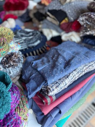 Liquidacion tienda , gorros,cuellos, diademas,etc.