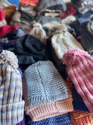 Liquidacion tienda , gorros,cuellos, diademas,etc.