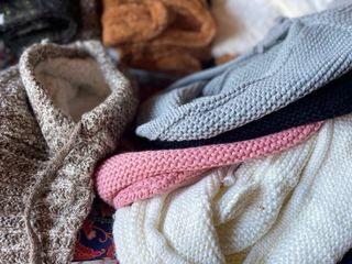 Liquidacion tienda , gorros,cuellos, diademas,etc.