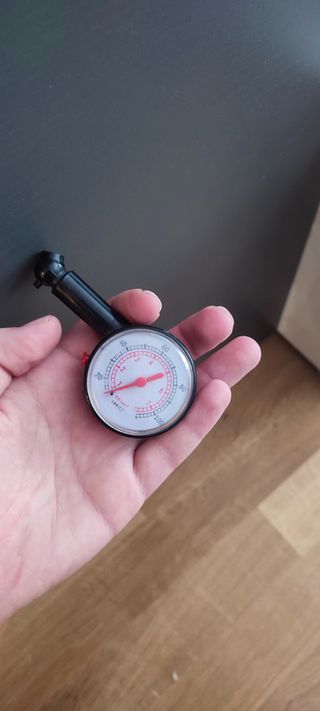 manómetro de presión para neumáticos