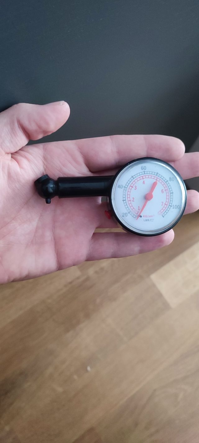 manometro per pneumatici