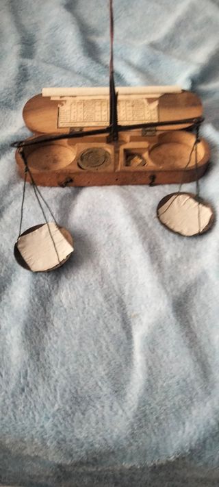 Balanza antigua de pesar oro