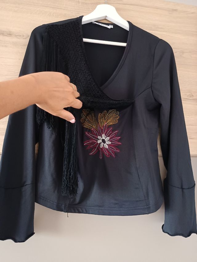 Jersei negro con flecos y bordado