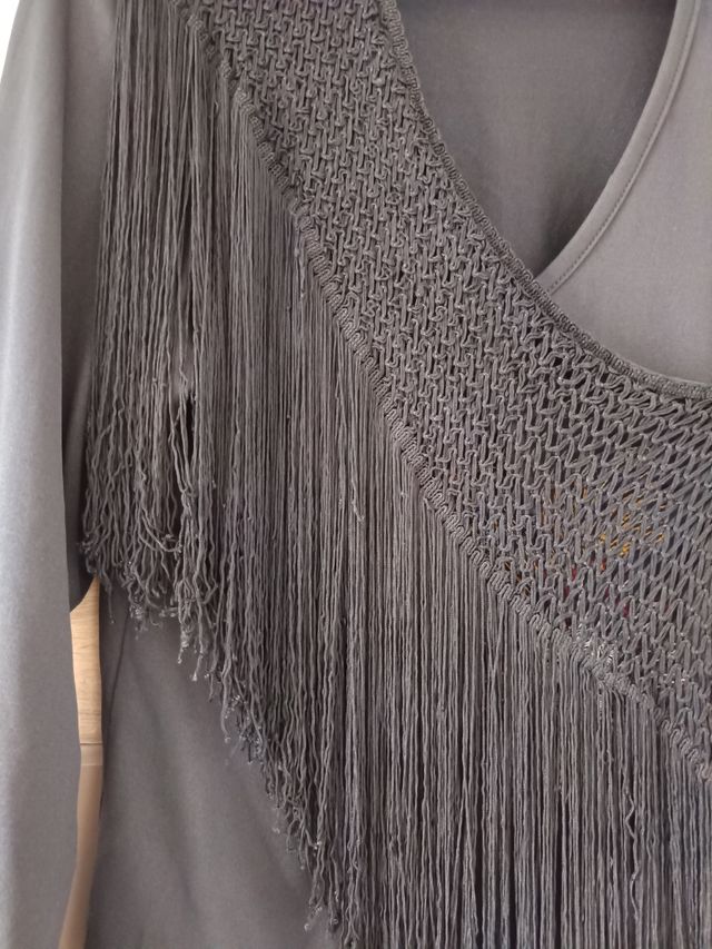 Jersei negro con flecos y bordado