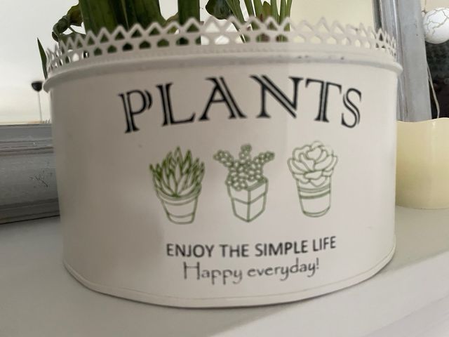 Portamacetas metálico blanco con frase