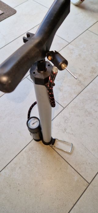 pompa bicicletta con manometro