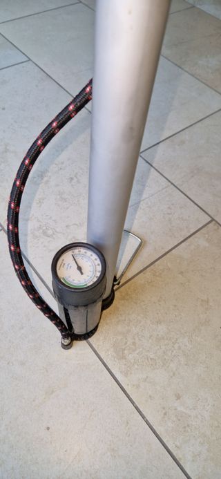 pompa bicicletta con manometro