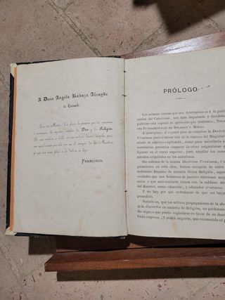 Libro religioso antiguo de geometría