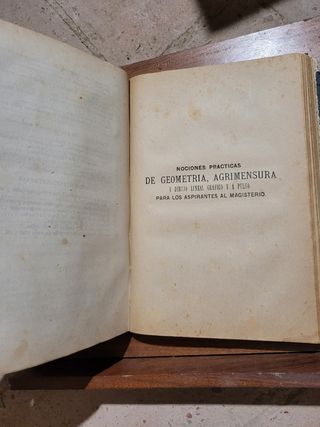 Libro religioso antiguo de geometría