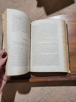 Libro religioso antiguo de geometría