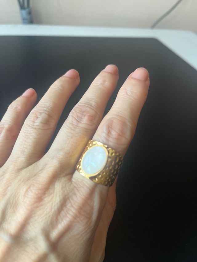 Sortija dorada ajustable con piedra blanca