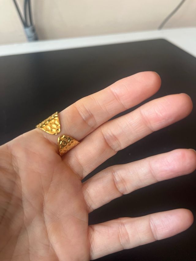 Sortija dorada ajustable con piedra blanca