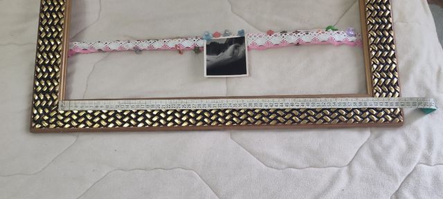 Marco de madera dorado no tiene cristal