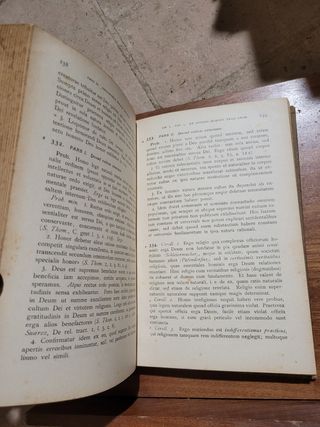 Libro religioso antiguo