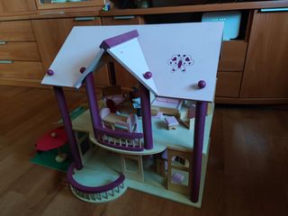 Casa de muñecas de madera