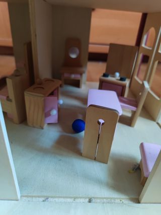 Casa de muñecas de madera