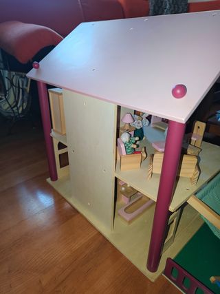 Casa de muñecas de madera