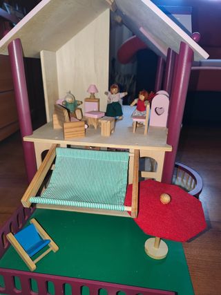 Casa de muñecas de madera