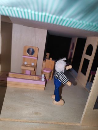 Casa de muñecas de madera