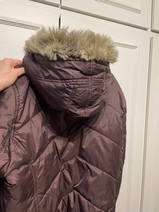 Anorak marrón con capucha, talla 40.