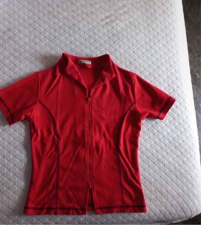 T-shirt rossa con zip