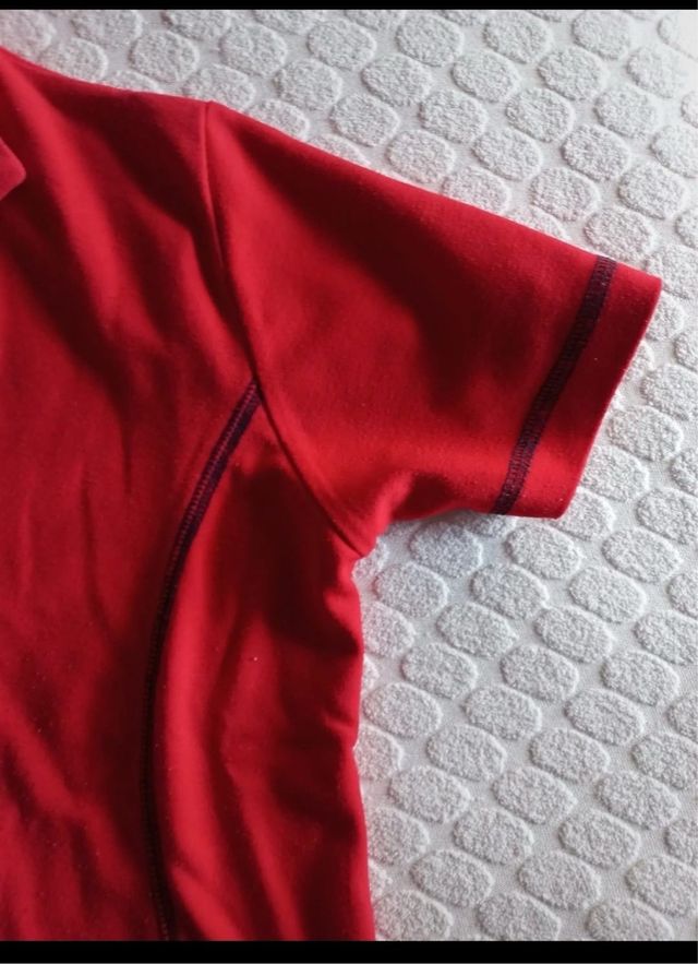 T-shirt rossa con zip