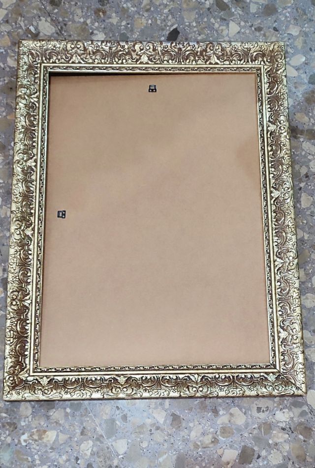 Marco de madera dorado grande no tiene cristal