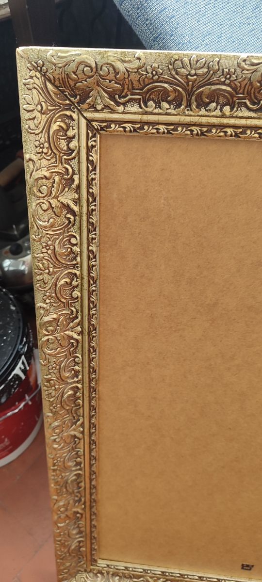 Marco de madera dorado grande no tiene cristal