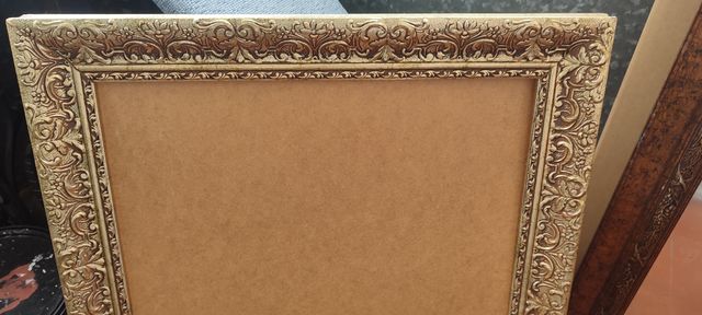 Marco de madera dorado grande no tiene cristal