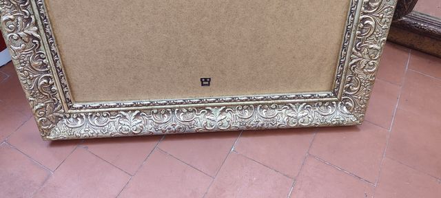 Marco de madera dorado grande no tiene cristal
