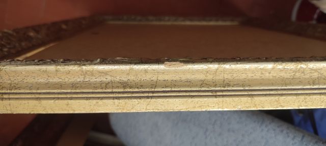 Marco de madera dorado grande no tiene cristal