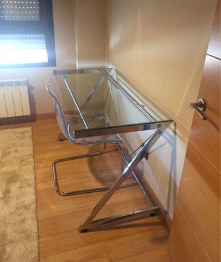 Mesa de estudio de cristal