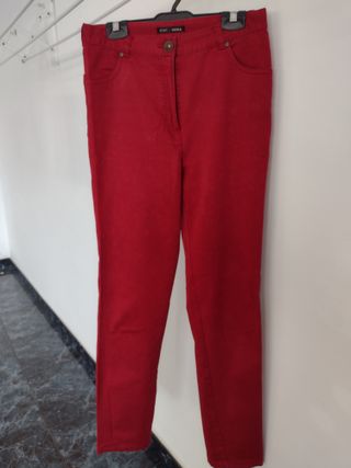 pantalon vaquero mujer color granate