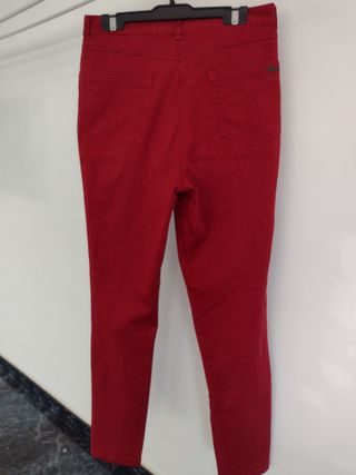 pantalon vaquero mujer color granate
