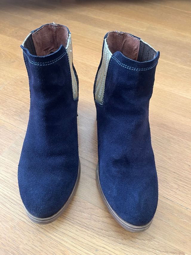 Botín campero ante azul marino