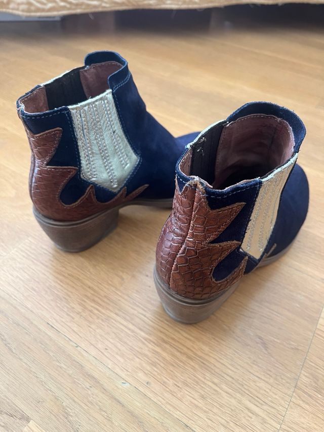 Botín campero ante azul marino