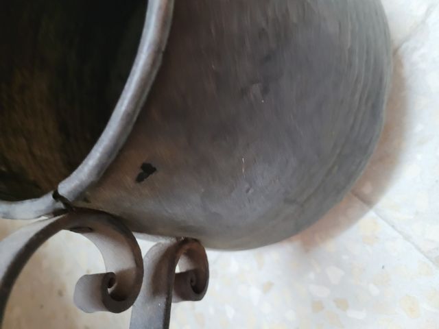 Antiguo puchero de metal