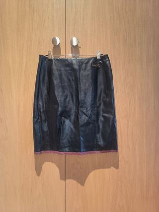 Falda negra polipiel. Talla 40