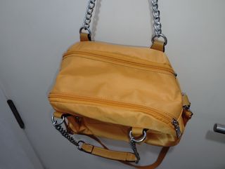 Bolso de color mostaza de mujer