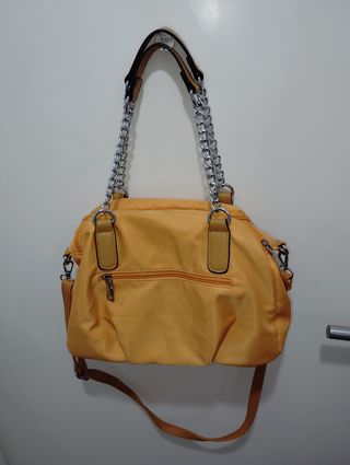 Bolso de color mostaza de mujer