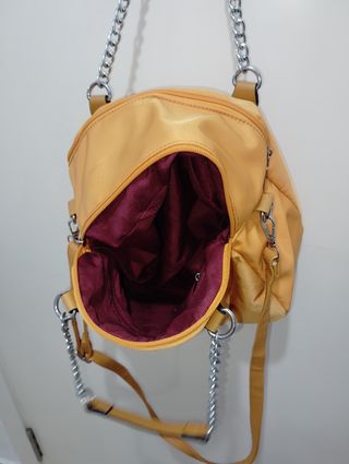 Bolso de color mostaza de mujer