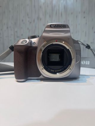 ¡Cámara Canon EOS 1300D! En perfecto estado 📸✨