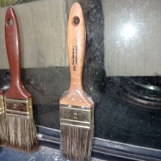 Pincel y brocha barniz y esmalte al agua