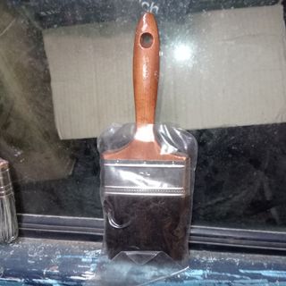 Pincel y brocha barniz y esmalte al agua