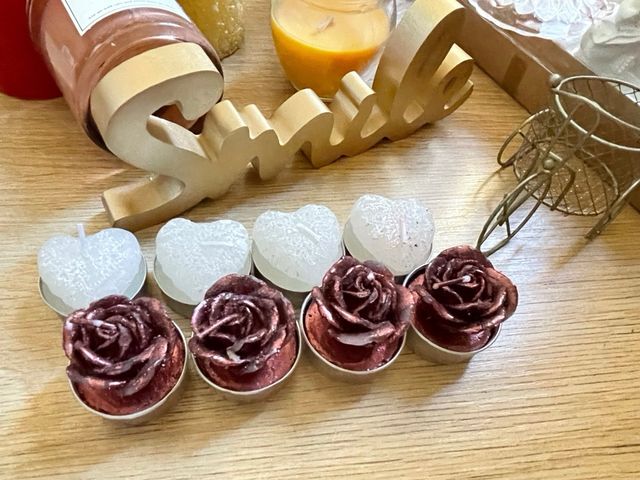 Juego de velas con forma de corazones y flores