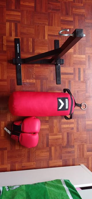 Saco de boxeo + guantes de boxeo Outshock