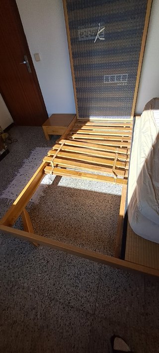 Cama tatami + futon + mesa de noche