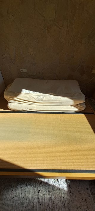 Cama tatami + futon + mesa de noche